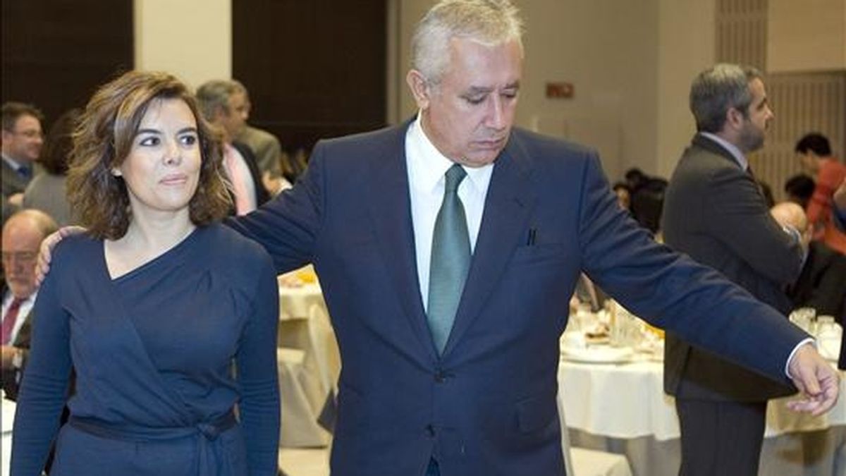 La portavoz del PP en el Congreso de los Diputados, Soraya Sáez de Santamaría, acompañada del presidente de los populares andaluces, Javier Arenas, momentos antes de pronunciar la conferencia "Confianza: la alternativa de Andalucía y España", organizada por el Correo de Andalucía hoy en Sevilla. EFE