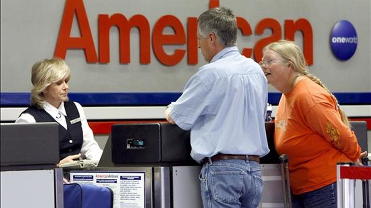 Los ingresos por pasajeros de American Airlines cayeron el 16 por ciento entre los dos periodos comparados, mientras que los obtenidos a través de sus filiales regionales bajaron el 21,4 por ciento y los conseguidos por transporte de mercancías se redujeron el 3,9 por ciento. EFE/Archivo
