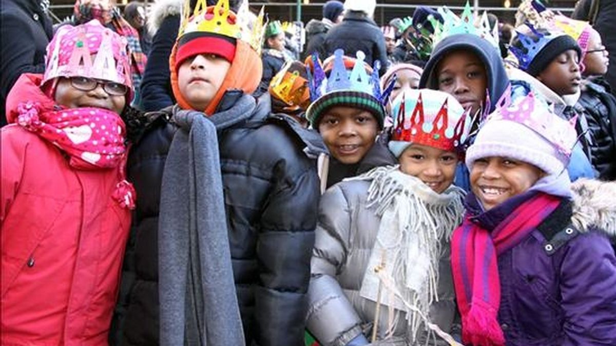 Cientos de niños esperan la tradicional Cabalgata de los Reyes Magos. EFE/Archivo
