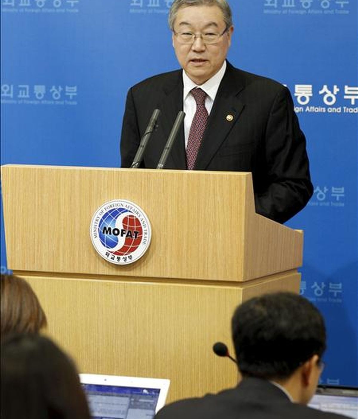 El ministro del Exterior surcoreano, Kim Sung-hwan, convoca una rueda de prensa para informar de las conversaciones entre los seis partidos en materia nuclear, en Seúl (Corea del Sur), hoy, martes, 14 de diciembre de 2010. EFE