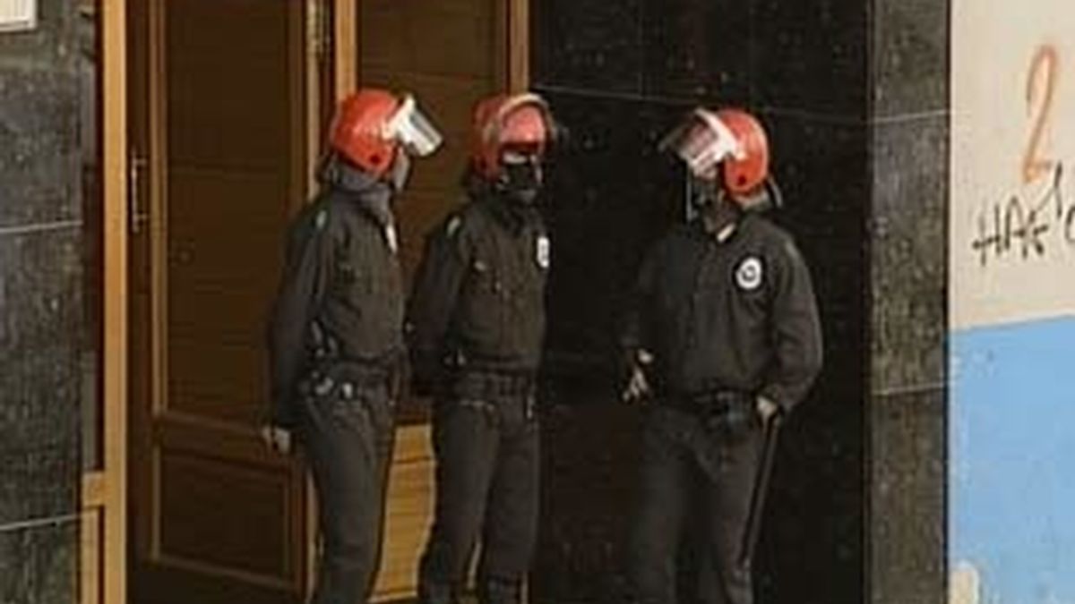 Los agentes han procedido al registro de los domicilios de los dos detenidos. Vídeo: Informativos Telecinco. Los agentes han procedido al registro de los domicilios de los dos detenidos. Vídeo: Informativos Telecinco.