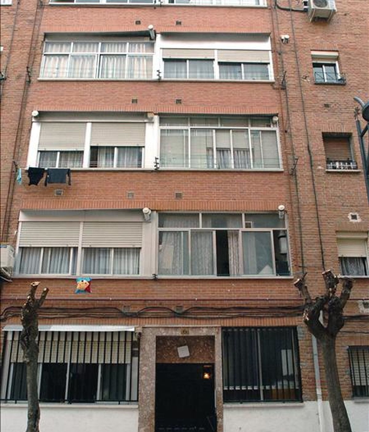 Fachada del edificio situado en el número 6 de la calle Camelias, en la localidad madrileña de Getafe, donde fue detenido Mohamed Haddad, de 30, por su supuesta relación con el terrorismo islamista y con los implicados en los atentados del 11 de marzo de 2004 en Madrid. EFE/Archivo
