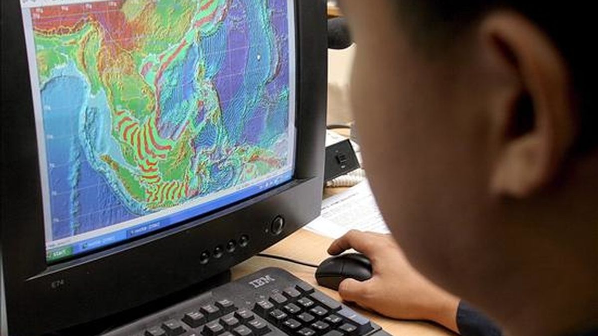 Un técnivo del Centro de Operaciones Nacional de Alerta contra Desastres de Tailandia analiza en una pantalla imágenes de la costa del Pacífico. EFE/Archivo