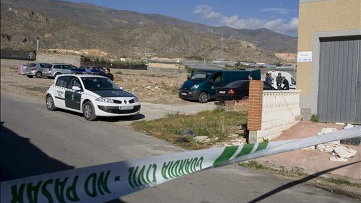 Cordón policial establecido por la Guardia Civil alrededor de la vivienda incendiada en la que el pasado día 20 se encontró el cuerpo de una mujer, en el paraje de Fuente Nueva, en el termino municipal de El Ejido (Almería). EFE