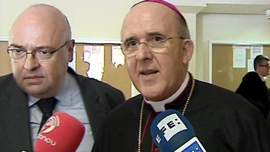 El arzobispo de Valencia, Carlos Osoro (d) atiende a los medios tras la ceremonia de apertura del curso académico 2010-2011 de la Universidad Católica de Valencia San Vicente Mártir, ayer. EFE