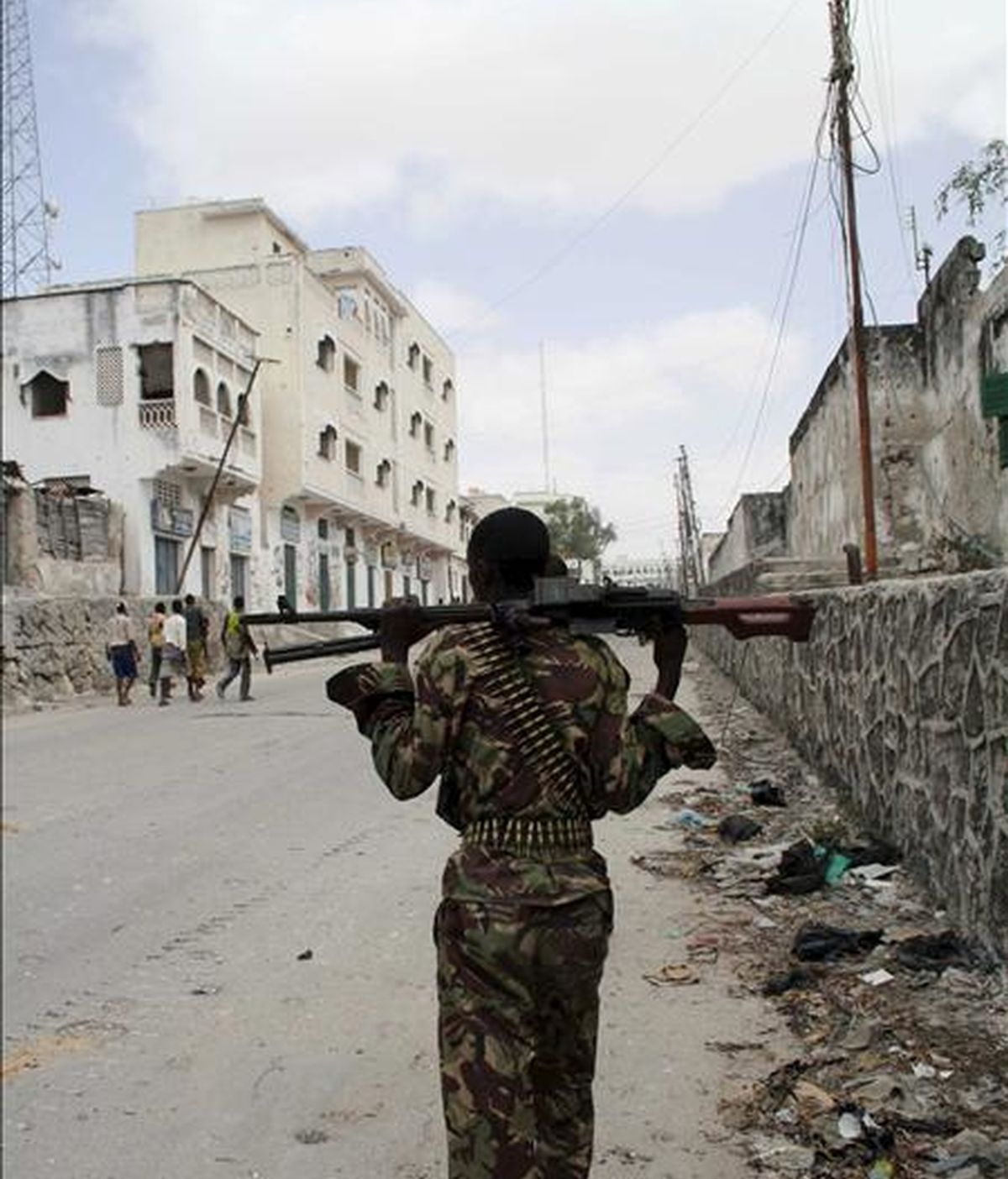 Un miembro de las tropas de la Misión de la Unión Africana en Somalia (AMISOM) durante un combate con insurgentes de Al Shabab -milicia local vinculada a Al Qaeda- en Mogadiscio (Somalia), hel pasado mes de marzo. EFE/Archivo