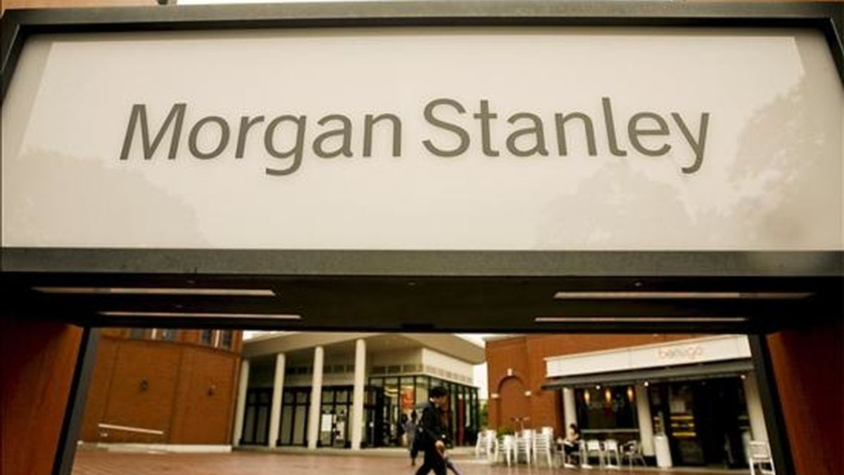 Morgan Stanley informó de que emitirá alrededor de 80,2 millones de acciones a un precio de 27,44 dólares por título. EFE/Archivo