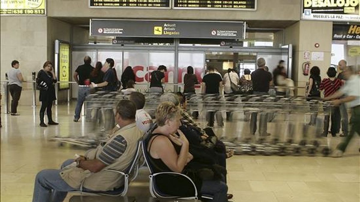 Varias personas esperan en una de las salas del aeropuerto Tenerife-Norte donde ha vuelto la normalidad tras el cierre del espacio aéreo nacional. EFE/Archivo