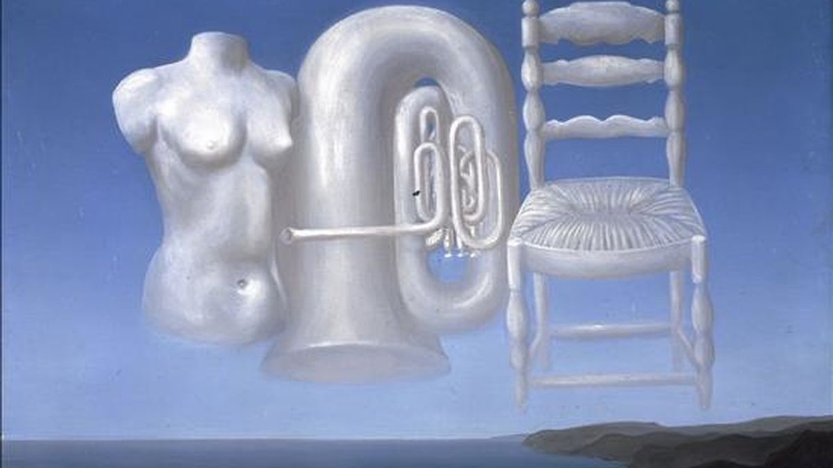 El surrealismo parece estar últimamente de moda en el Reino Unido con exposiciones como la titulada "La Casa Surrealista", del centro Barbican de Londres, o la dedicada a Leonora Carrington y Remedios Varo, en la Pallant House Gallery, de Chichester. En la foto, una de las obras que se exhibe: "Le Temps Menaçant", de René Magritte. EFE