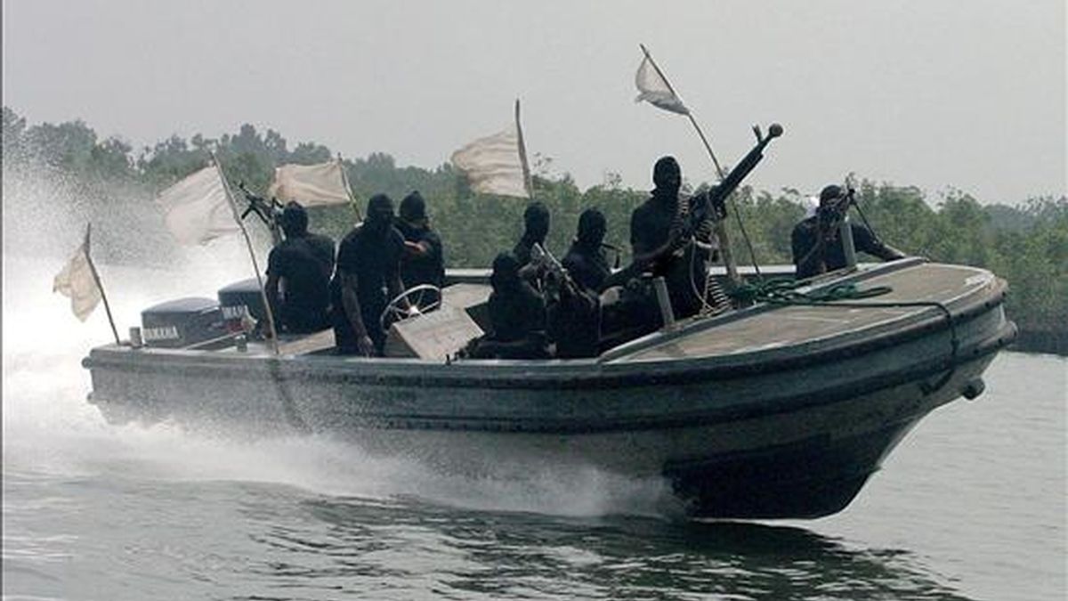 Un grupo de guerrilleros nigerianos armados patrullando en la región del delta del Níger en Nigeria. EFE/Archivo