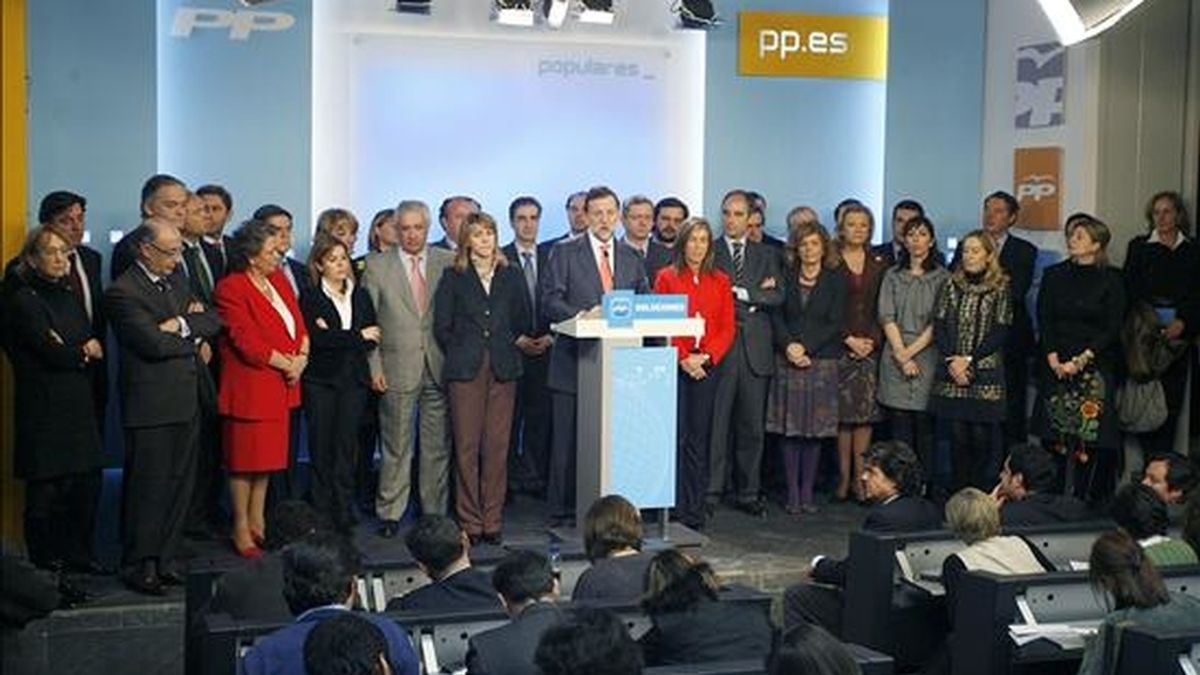 El líder del PP, Mariano Rajoy (c), durante la rueda de prensa que ofreció hoy tras la reunión del Comité Ejecutivo Nacional de su partido. EFE