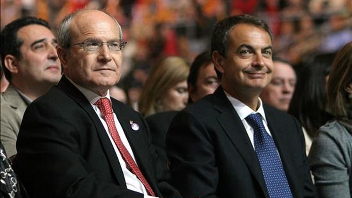 El presidente del Gobierno José Luis Rodríguez Zapatero (d), acompañado de su homólogo de la Generalitat y candidato a la reelección por los socialistas catalanes ( PSC ), José Montilla (i), en el inicio del mitin central de campaña celebrado esta noche en el Palau Sant Jordi de Barcelona. EFE