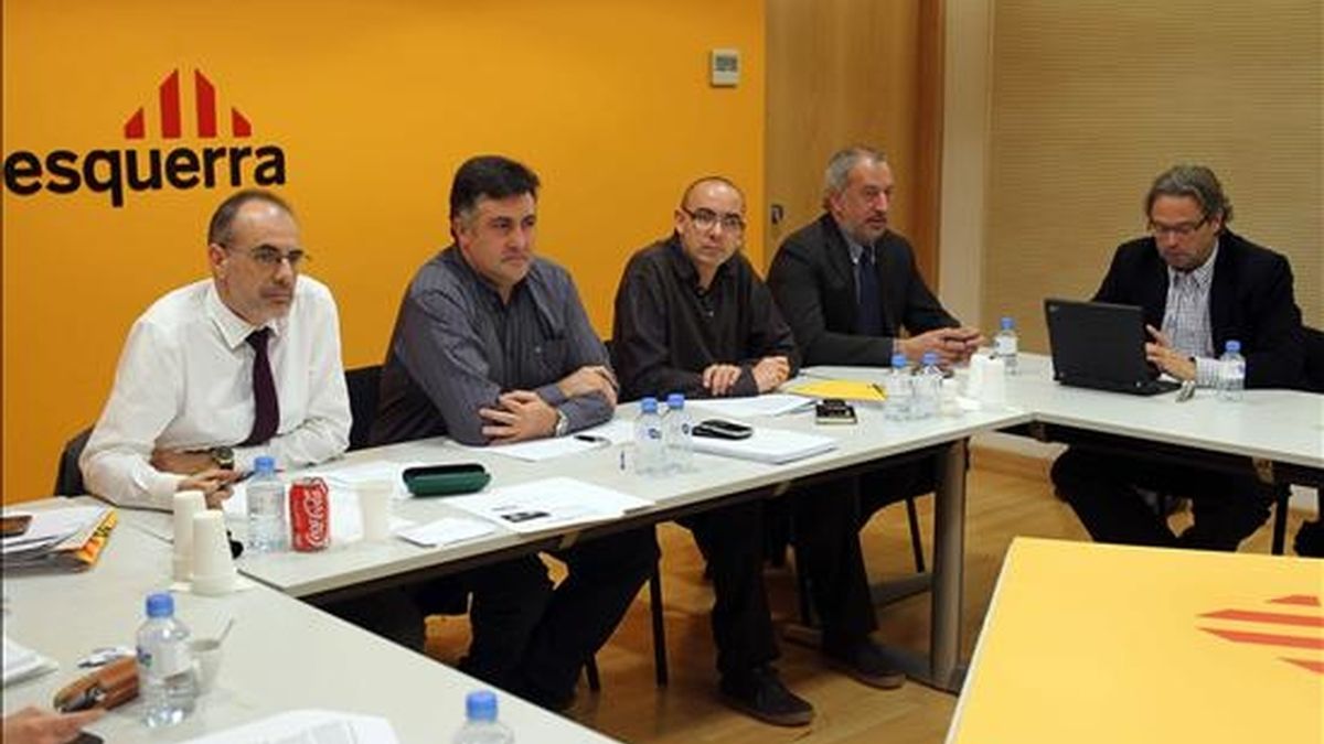 El secretario general de ERC Joan Ridao (i) y el presidente de ERC Joan Puigcercós (2i), durante la reunión de la Ejecutiva Nacional, a pocos días de que se celebre el Consell Nacional, a la que asistió como miembro de la ejecutiva Ernest Benach (d). EFE