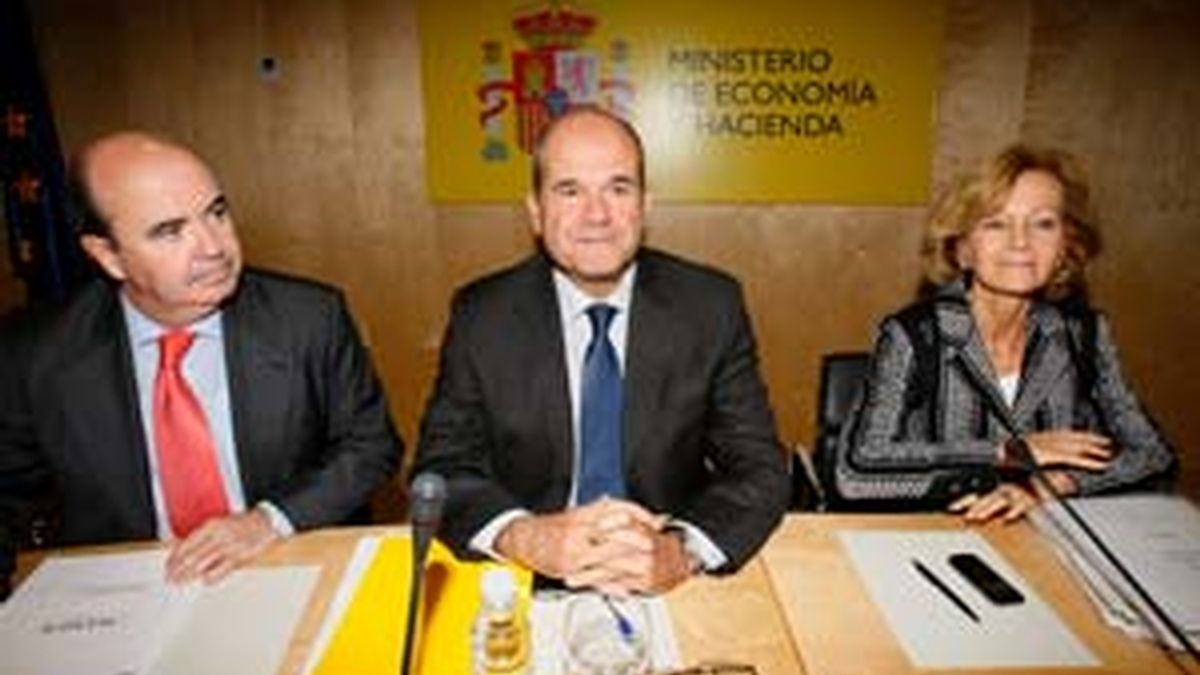 Manuel Chaves, junto a Elena Salgado, y al secretario de Estado de Cooperación Territorial, Gaspar Zarrías. Foto: EFE.