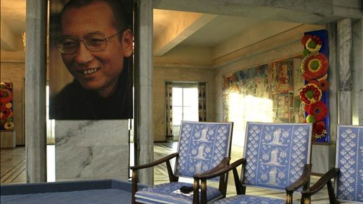 La fotografía del Nobel de la Paz 2010, Liu Xiaobo, preside la ceremonia de entrega de dicho Nobel junto a unas sillas vacías en Oslo (Noruega) hoy, 10 de diciembre de 2010. Una de las sillas vacías representa al disidente Liu Xiaobo que cumple una condena de 11 años de prisión en una cárcel de Liaoning (noreste de China). EFE