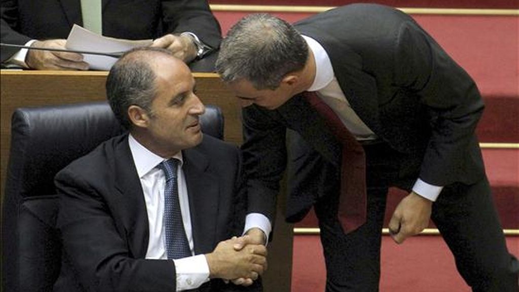 El ex secretario general y ex portavoz del PP en Les Corts Valencianes, Ricardo Costa (d), saluda al president de la Generalitat valenciana, Francisco Camps, momentos antes del inicio del pleno de Les Corts en el que Camps ha respondido a preguntas de la oposición sobre la remisión al TSJ de la Comunidad Valenciana de la investigaciones del caso Gürtel sobre presunta financiación ilegal del PP y delito electoral, entre otros. EFE El ex secretario general y ex portavoz del PP en Les Corts Valencianes, Ricardo Costa (d), saluda al president de la Generalitat valenciana, Francisco Camps, momentos antes del inicio del pleno de Les Corts en el que Camps ha respondido a preguntas de la oposición sobre la remisión al TSJ de la Comunidad Valenciana de la investigaciones del caso Gürtel sobre presunta financiación ilegal del PP y delito electoral, entre otros. EFE