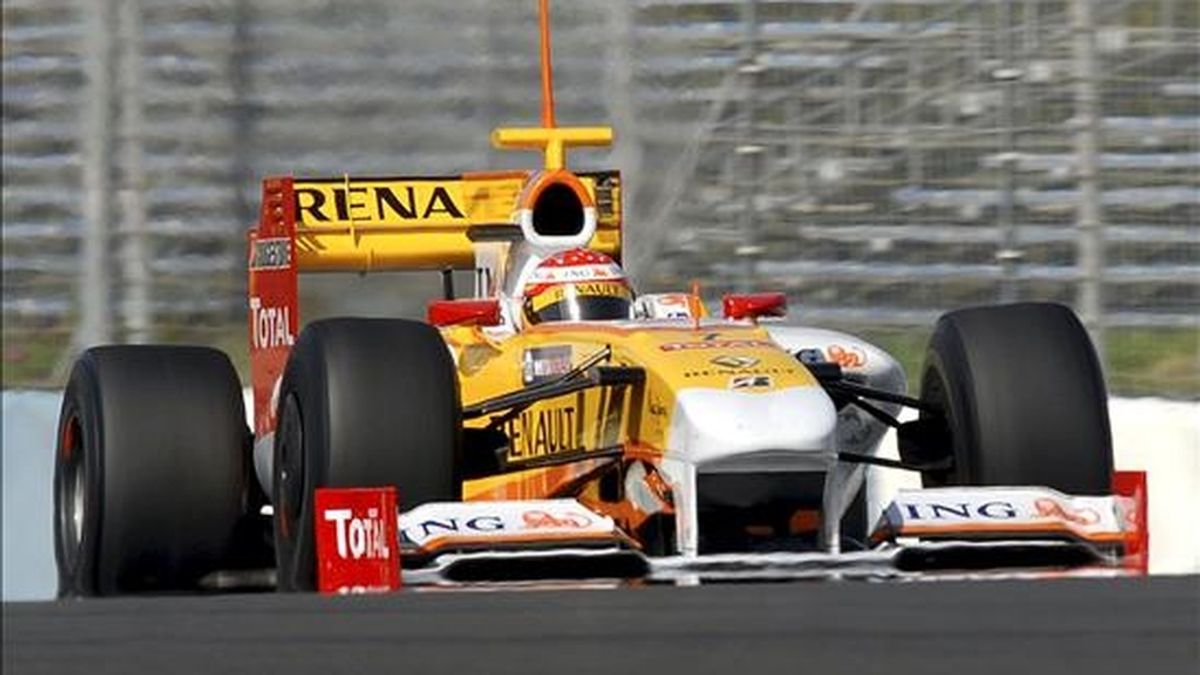 El piloto de Renault Fernando Alonso podría contar con un nuevo difusor en el Gran Premio de China. En la imagen, Alonso durante un entrenamiento. EFE/Archivo