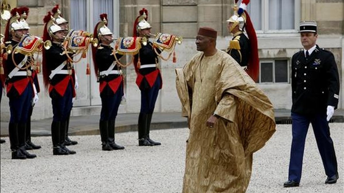 Imagen de archivo del presidente de Mali, Amadou Toumani Touré, en la Palacio del Elíseo durante la visita que el pasado mes de mayo a París, Francia. EFE/Archivo