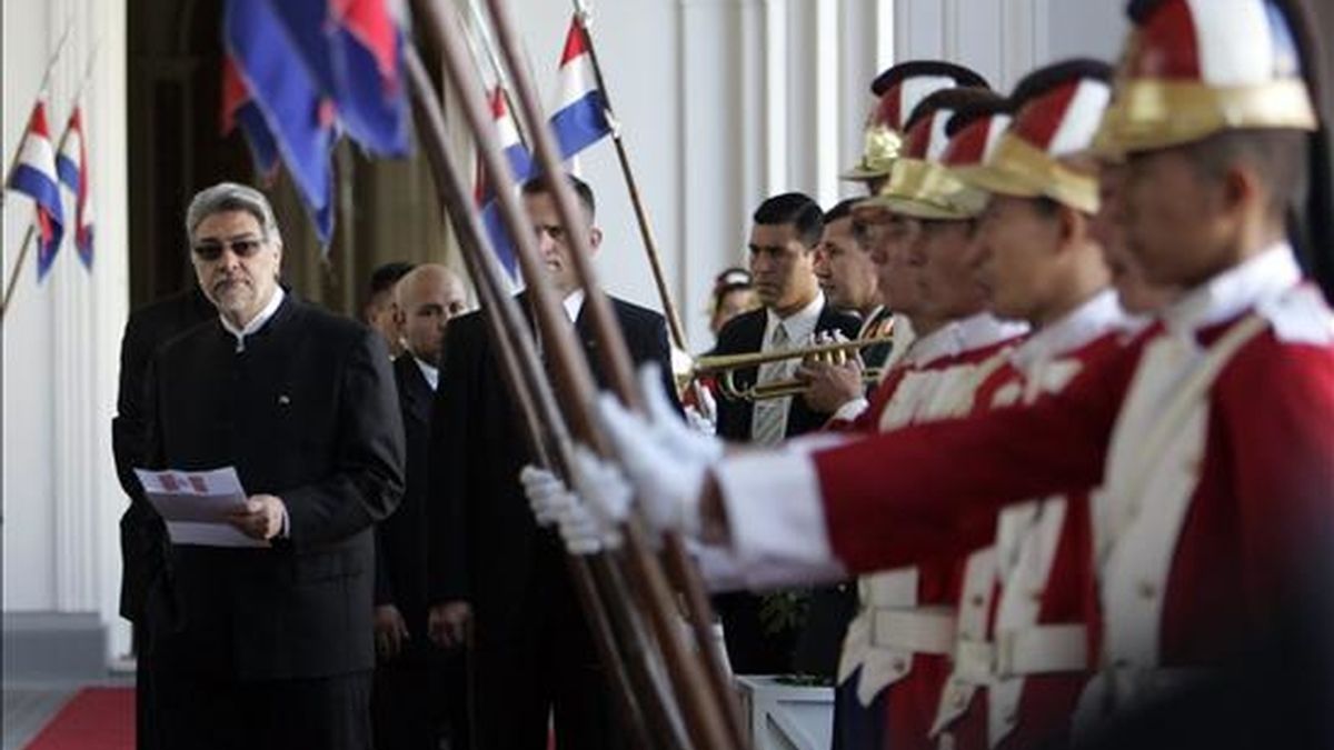 El presidente de Paraguay, Fernando Lugo (i), realiza un recorrido en el Palacio de Gobierno en Asunción (Paraguay). EFE