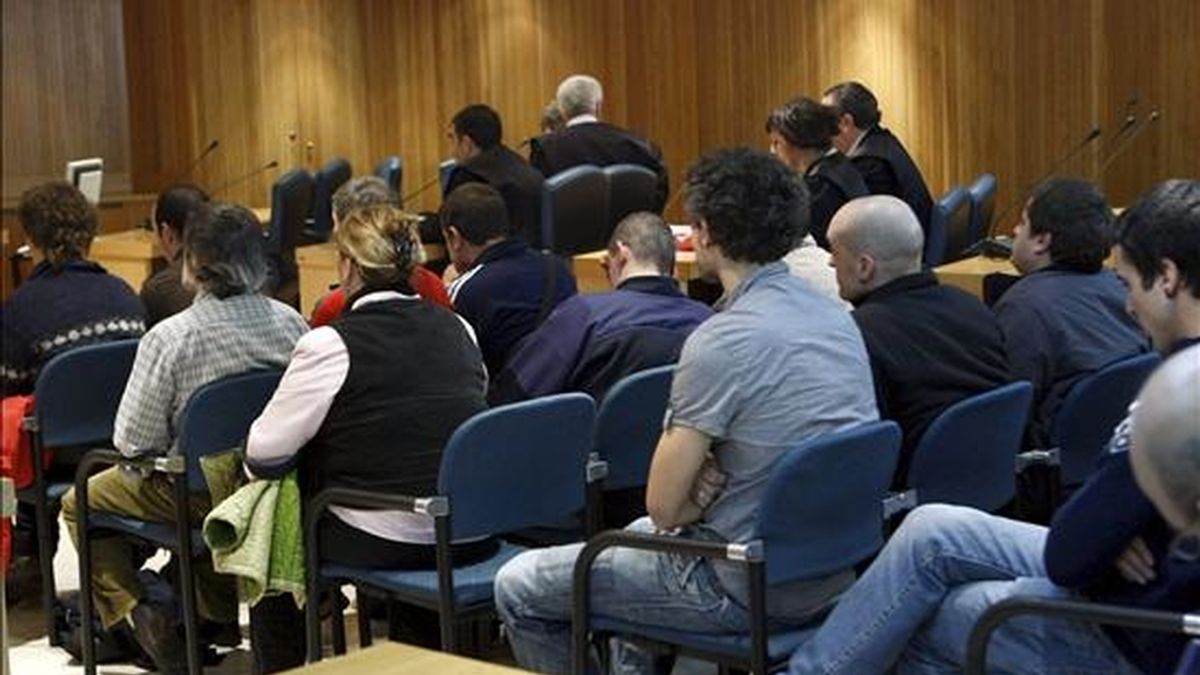 Vista general de la sala de la Audiencia Nacional durante el juicio celebrado hoy a quince acusados integrar desde 1996 y hasta 2000 un grupo dedicado a la violencia callejera en San Sebastián, para quienes el fiscal solicitó penas de hasta 12 años de prisión por los delitos de integración en organización terrorista y tenencia de explosivos. EFE