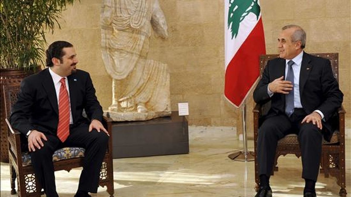 El presidente del Líbano, Michel Suleiman (dcha.), hoy en Beirut junto al líder de la mayoría parlamentaria, Saad Hariri. EFE