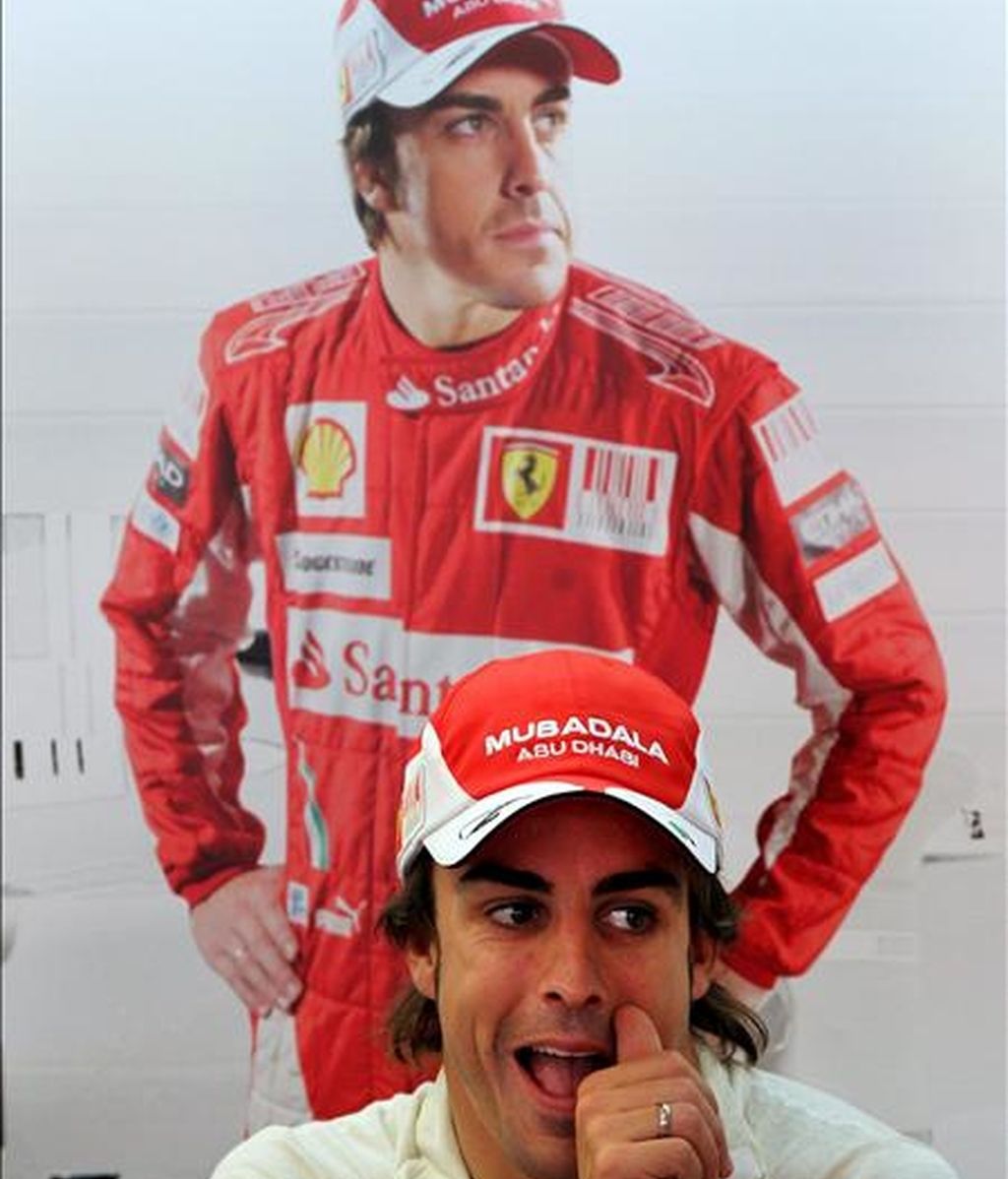 El piloto español de Fórmula Uno Fernando Alonso, de Ferrari, es fotografiado en el garaje de su equipo durante los entrenamientos libres previos al Gran Premio de Gran Bretaña en Silverston, Reino Unido. El Gran Premio de Gran Bretaña se celebra el próximo domingo 11 de julio. EFE El piloto español de Fórmula Uno Fernando Alonso, de Ferrari, es fotografiado en el garaje de su equipo durante los entrenamientos libres previos al Gran Premio de Gran Bretaña en Silverston, Reino Unido. El Gran Premio de Gran Bretaña se celebra el próximo domingo 11 de julio. EFE