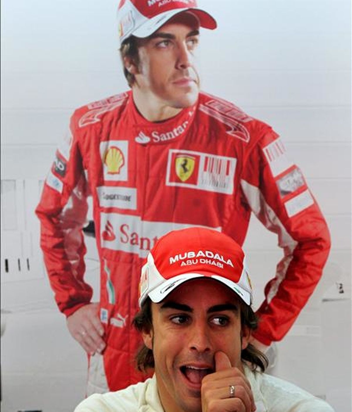 El piloto español de Fórmula Uno Fernando Alonso, de Ferrari, es fotografiado en el garaje de su equipo durante los entrenamientos libres previos al Gran Premio de Gran Bretaña en Silverston, Reino Unido. El Gran Premio de Gran Bretaña se celebra el próximo domingo 11 de julio. EFE