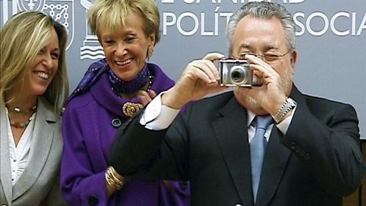 El ex ministro de Sanidad, Bernat Soria, fotografía a los periodistas en presencia de la vicepresidenta primera del Gobierno, Maria Teresa Fernández de la Vega, durante el acto de toma de posesión en el cargo de su predecesora, Trinidad Jiménez (i), hoy en Madrid. EFE/EFE TV