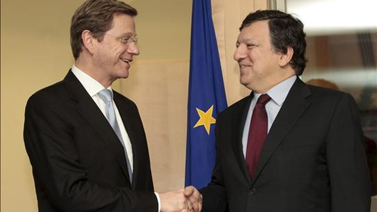 El presidente de la Comisión Europea, José Manuel Durao Barroso (d), da la bienvenida al ministro alemán de Exteriores, Guido Westerwelle (i) antes de la reunión de ministros de Exteriores de la UE en Bruselas, Bélgica, hoy martes 14 de diciembre de 2010. EFE