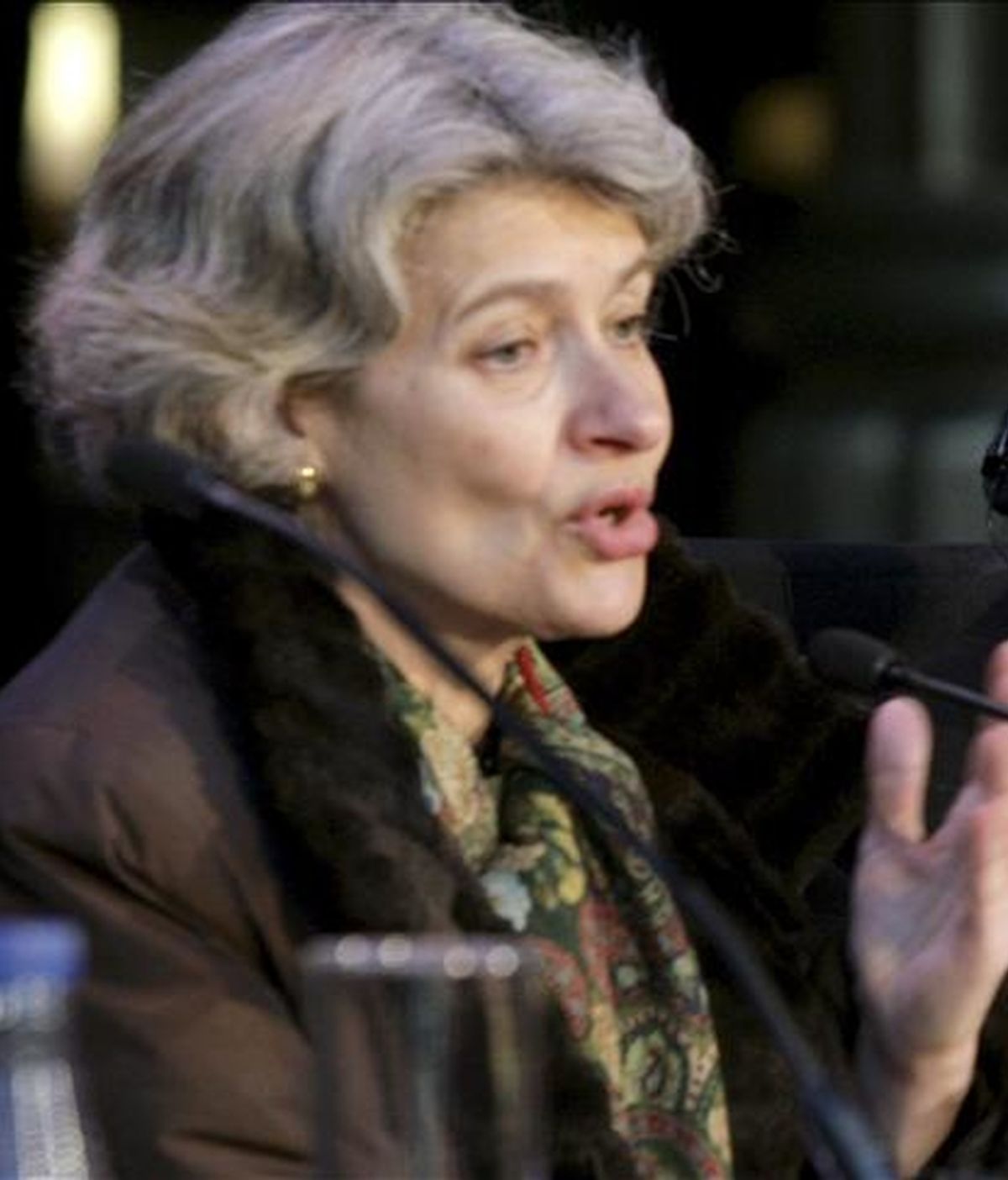 La directora general de la UNESCO, Irina Bokova(i), presentó esta mañana en Bilbao a la abogada de origen pakistaní Asma Jahangir como galardonada en el "II Premio Internacional UNESCO para una cultura de los Derechos Humanos. EFE