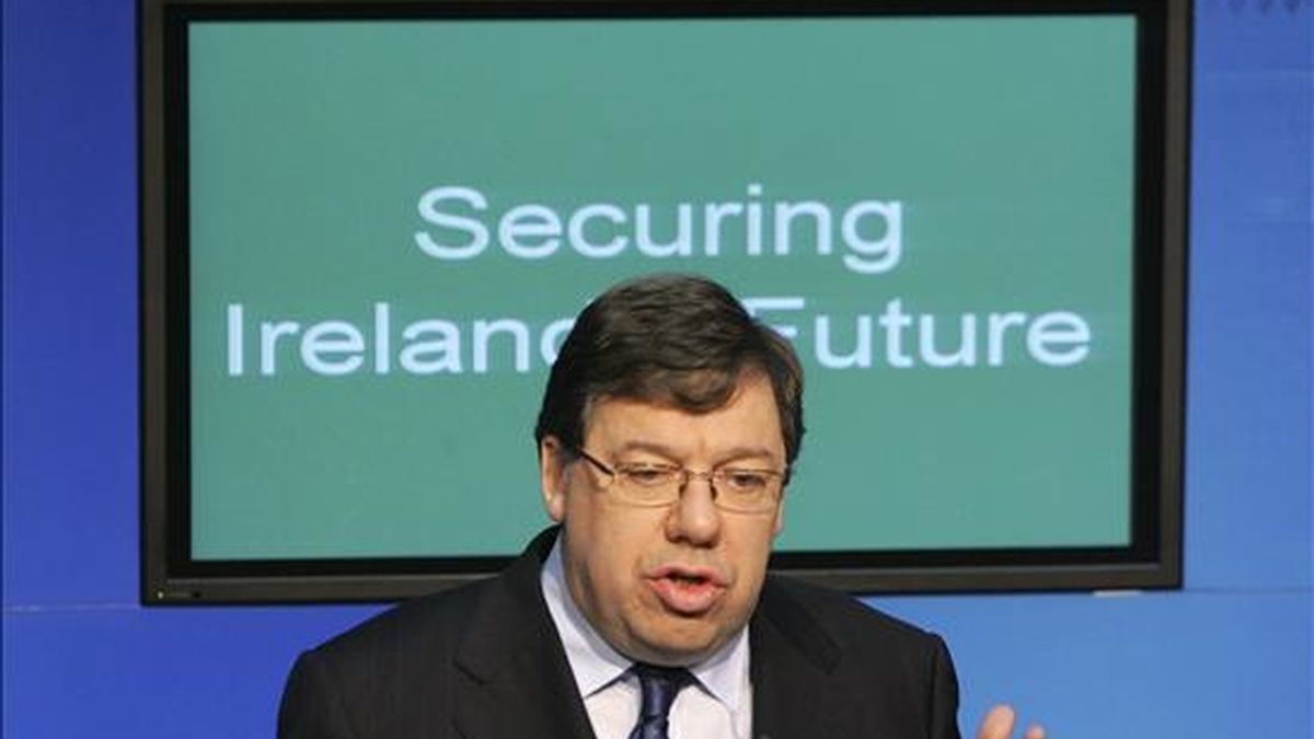 El primer ministro irlandés Brian Cowen se dirige a los medios de comunicación durante la rueda de prensa que ha tenido lugar en la sede del gobierno, en Dublín, Irlanda, hoy miércoles 24 de noviembre de 2010. El Gobierno irlandés presentó hoy el "Plan de Recuperación Nacional" para los próximos cuatro años, que prevé recortes de 3.000 millones de euros en las prestaciones sociales, el ahorro de 1.200 millones a través de la eliminación de 24.750 puestos de funcionarios y una subida generalizada de los impuestos. EFE