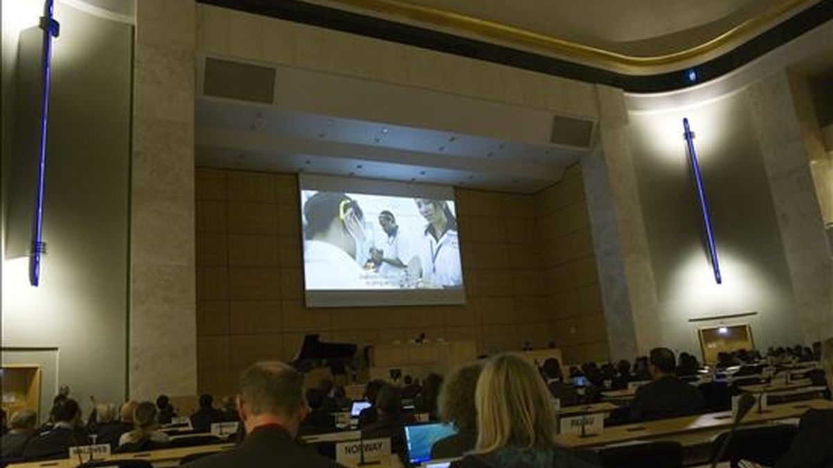Delegados de diversos países asisten a la ceremonia de inauguración de la décima asamblea de los Estados signatarios de la Convención de Ottawa, para analizar los grandes progresos registrados en la eliminación de las minas antipersonales y lo que queda por hacer en Ginebra (Suiza). EFE