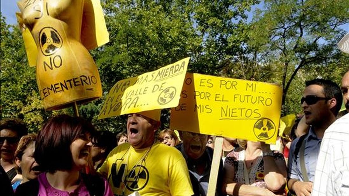 Miembros de la Plataforma Contra el Cementerio Nuclear de Zarra, durante la concentración que realizaron hoy ante la sede del Ministerio de Industria en Madrid para rechazar la posible instalación del almacén temporal centralizado de residuos nucleares en esa localidad valenciana. EFE
