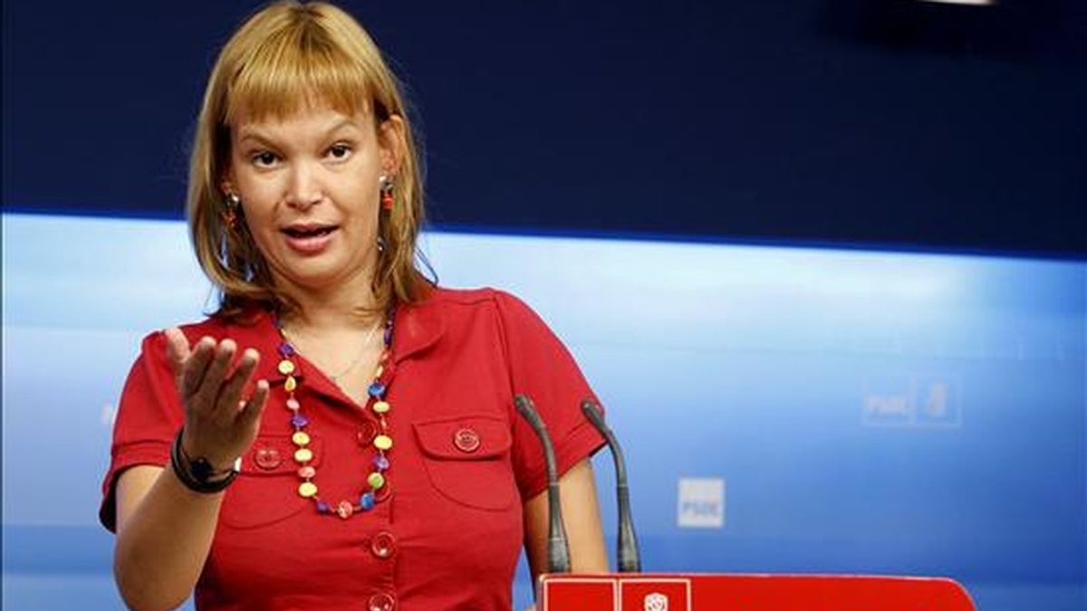 La secretaria de Organización del PSOE, Leire Pajín, durante la rueda de prensa que ha ofrecido tras la reunión de la Comisión Ejecutiva Federal, que ha estado presidida por el líder socialista y jefe del Ejecutivo, José Luis Rodríguez Zapatero. EFE