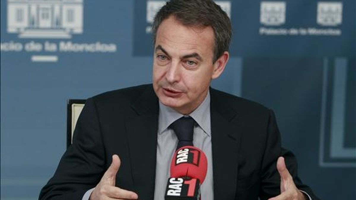 El presidente del Gobierno, José Luis Rodríguez Zapatero, durante una entrevista que ofreció hoy en RAC1, en la que dijo descartar "absolutamente" un rescate a España como ha ocurrido con Irlanda y aseguró que, pese a la reducción de salarios de empleados públicos, no habrá despidos. EFE