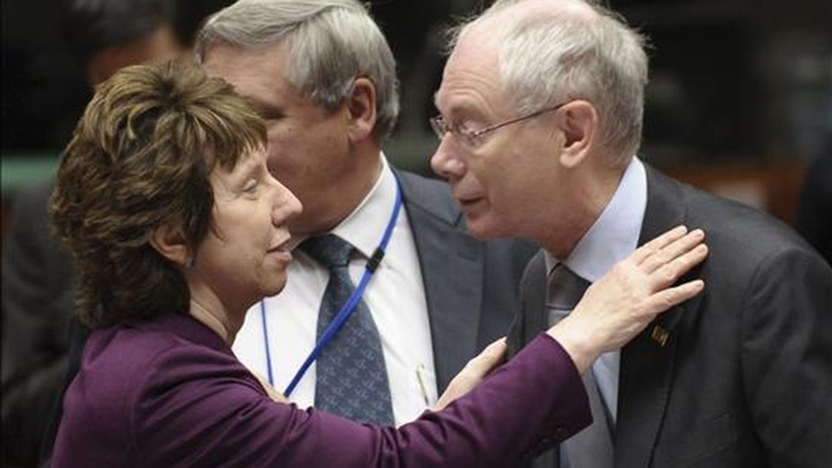 El presidente del Consejo Europeo, Herman Van Rompuy (d), saluda a la jefa de la diplomacia comunitaria, Catherine Ashton, en una cumbre comunitaria. EFE/Archivo