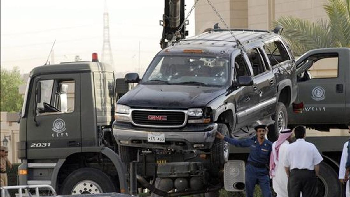 La policía retira unos vehículos que resultaron dañados depues de un encuentro con supuestos militantes relacionados con Al Qaeda, al norte de Riad, en 2006. EFE/Archivo