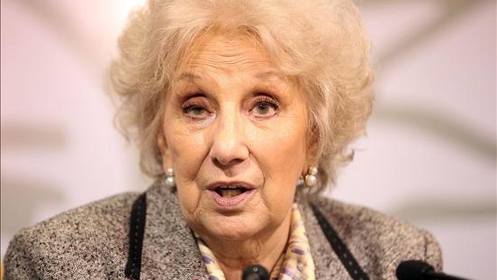 La presidenta de la organización Abuelas de Plaza de Mayo, Estela Barnes de Carlotto, habla durante una rueda de prensa este jueves en Montevideo (Uruguay). EFE La presidenta de la organización Abuelas de Plaza de Mayo, Estela Barnes de Carlotto, habla durante una rueda de prensa este jueves en Montevideo (Uruguay). EFE