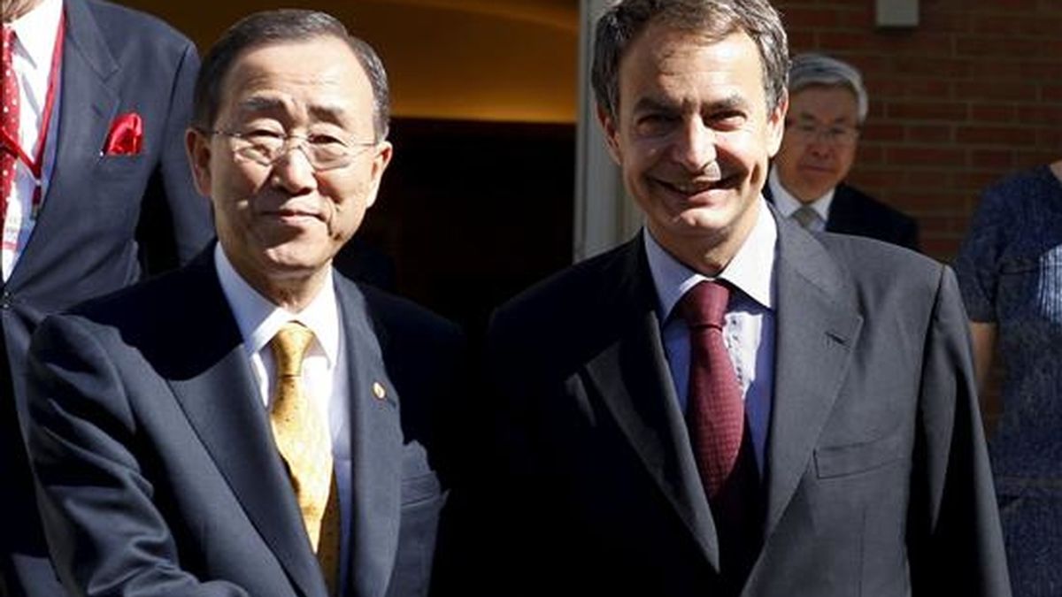 El presidente del Gobierno, José Luis Rodríguez Zapatero (d), saluda al secretario general de la ONU, Ban Ki-moon, en el Palacio de la Moncloa durante la recepción a los miembros del Grupo de Impulso de los Objetivos del Milenio de la ONU que hoy se reúnen en Madrid. EFE