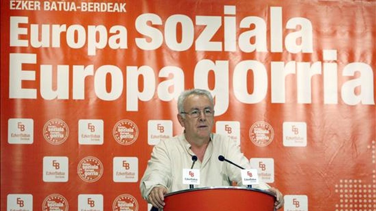 El coordinador general de IU, Cayo Lara, durante su intervención en un acto electoral celebrado esta tarde en Bilbao de cara a los comicios del próximo 7 de junio. EFE