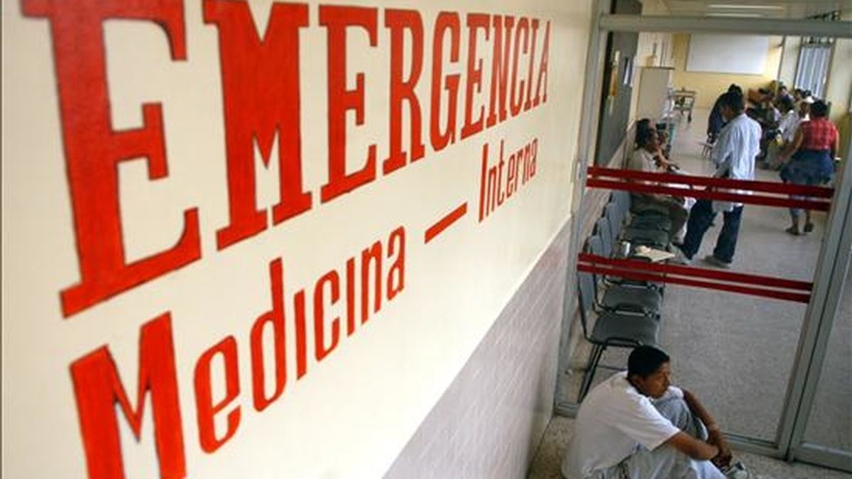 El doctor Fredy Chipa, médico de la Unidad de Cuidados Intensivos de la Clínica San José, también de Cuzco, afirmó que tanto Sergio Serra, como María Dolores Sánchez, han sido estabilizados tras pasar toda la noche en su unidad. EFE/Archivo