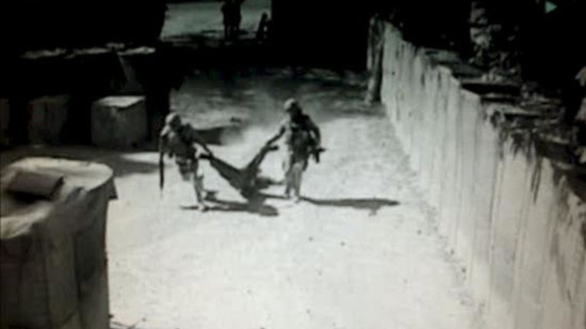 Imágenes facilitadas por Antena 3 Televisión que fueron captadas por las cámaras de seguridad de la base española de Qala i Naw el pasado 25 de agosto, en las que se ve cómo el terrorista que abatió a tiros a dos guardias civiles y a un traductor trata de huir y lanza una nueva ráfaga contra la garita de seguridad. EFE/Archivo Imágenes facilitadas por Antena 3 Televisión que fueron captadas por las cámaras de seguridad de la base española de Qala i Naw el pasado 25 de agosto, en las que se ve cómo el terrorista que abatió a tiros a dos guardias civiles y a un traductor trata de huir y lanza una nueva ráfaga contra la garita de seguridad. EFE/Archivo