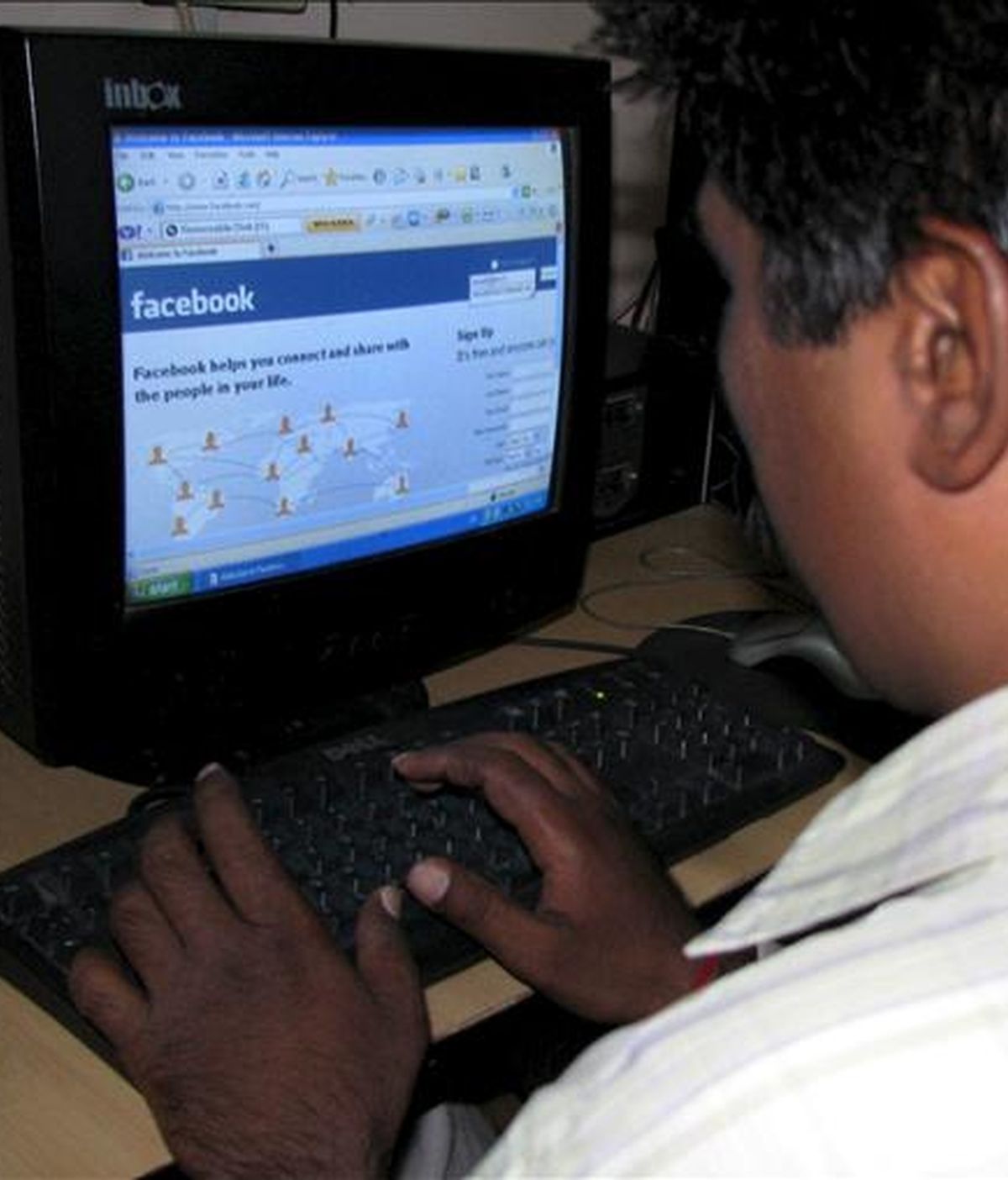 Un hombre usa la red social Facebook. EFE/Archivo