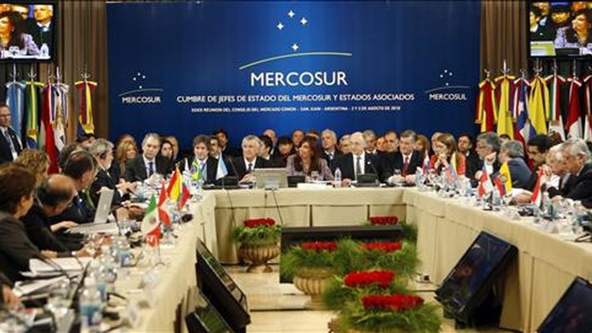 En la cumbre celebrada en agosto pasado en San Juan (Argentina), se dieron pasos significativos como la aprobación del Código Aduanero del Mercosur y el lanzamiento del proceso de eliminación gradual del doble cobro del Arancel Externo Común (AEC), medidas que en los próximos años permitirán el avance del bloque, con frecuencia frenado por los conflictos entre sus socios. EFE/Archivo En la cumbre celebrada en agosto pasado en San Juan (Argentina), se dieron pasos significativos como la aprobación del Código Aduanero del Mercosur y el lanzamiento del proceso de eliminación gradual del doble cobro del Arancel Externo Común (AEC), medidas que en los próximos años permitirán el avance del bloque, con frecuencia frenado por los conflictos entre sus socios. EFE/Archivo