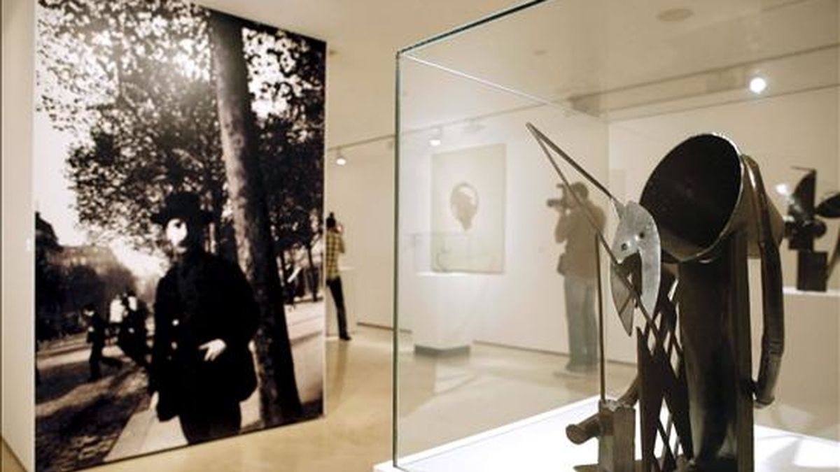 Un fotógrafo recoge imágenes de una de las obras de Julio González, amigo de Pablo Picasso e incluida en la muestra organizada en Málaga por la Fundación Picasso "Julio González: Los límites del metal", que incluye 52 piezas del artista catalán. EFE