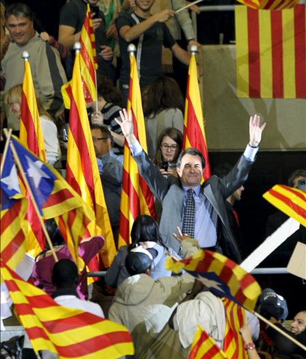 El candidato de Convergencia i Unió a la presidencia de la Generalitat, Artur Mas, durante su intervención esta noche en el mitin final de campaña, celebrado en el Palau Sant Jordi de Barcelona. EFE