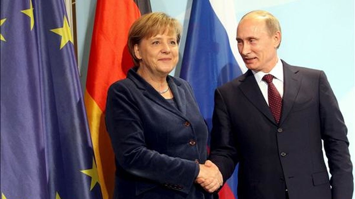 La canciller alemana, Angela Merkel, y el primer ministro ruso, Vladimir Putin, se saludan tras la reunión que mantuvieron en la Cancillería de Berlín, Alemania. EFE