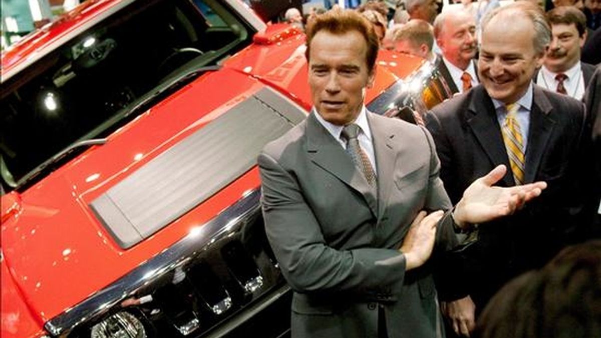 El gobernador de California, Arnold Schwarzenegger (i), y el director de Hummer, Jim Taylor, junto al todoterreno Hummer H3 Range-Extended Electric Vehicle SUV, durante el Congreso Mundial SAE 2009. EFE