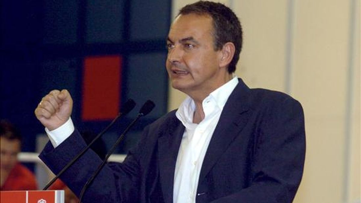 El presidente del Gobierno y líder del PSOE, José Luis Rodríguez Zapatero, durante el mitin celebrado hoy en Badajoz. EFE
