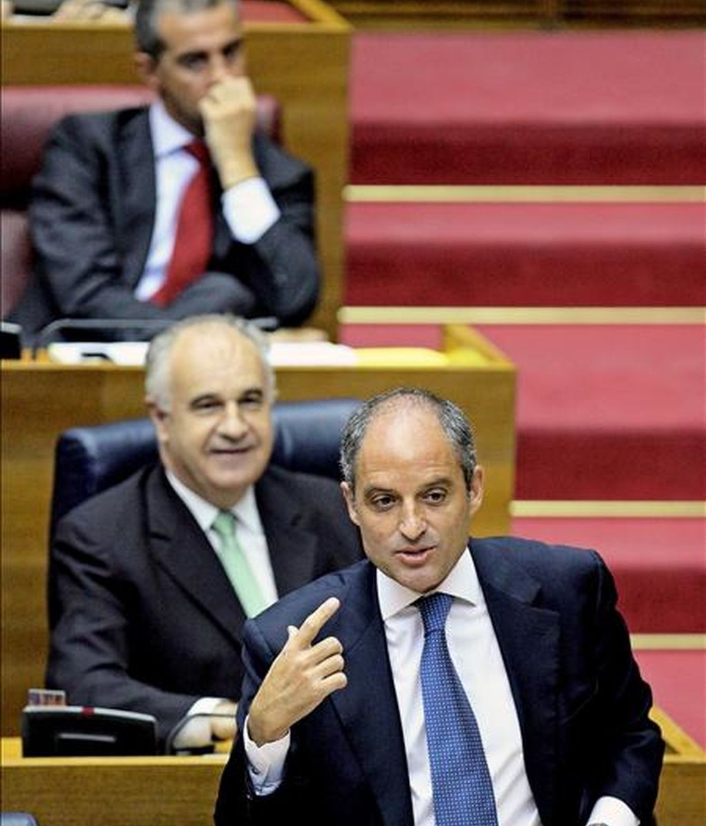 El president de la Generalitat valenciana, Francisco Camps, gesticula mientras responde a las preguntas de la oposición sobre la remisión al Tribunal Superior de Justicia de la Comunidad Valenciana de la investigación del caso "Gürtel " sobre presunta financiación ilegal del PP y delito electoral, entre otros, en la primera sesión de control del nuevo periodo de sesiones en Les Corts Valencianes. EFE El president de la Generalitat valenciana, Francisco Camps, gesticula mientras responde a las preguntas de la oposición sobre la remisión al Tribunal Superior de Justicia de la Comunidad Valenciana de la investigación del caso "Gürtel " sobre presunta financiación ilegal del PP y delito electoral, entre otros, en la primera sesión de control del nuevo periodo de sesiones en Les Corts Valencianes. EFE